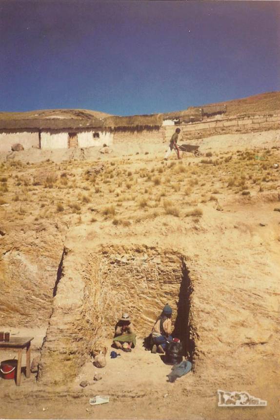 A paisagem árida e os sinais de pobreza na viagem de ônibus subindo para o  altiplano, entre Cochabamba e La Paz, na Bolívia (viagem de Julho de 1990)